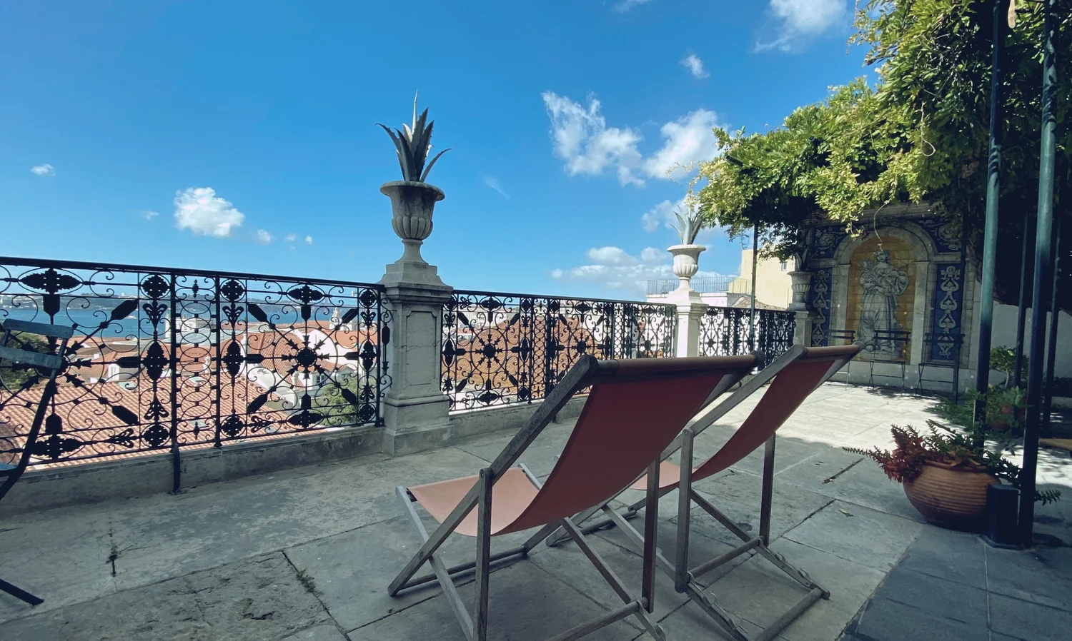 Outdoor view deck for event guests