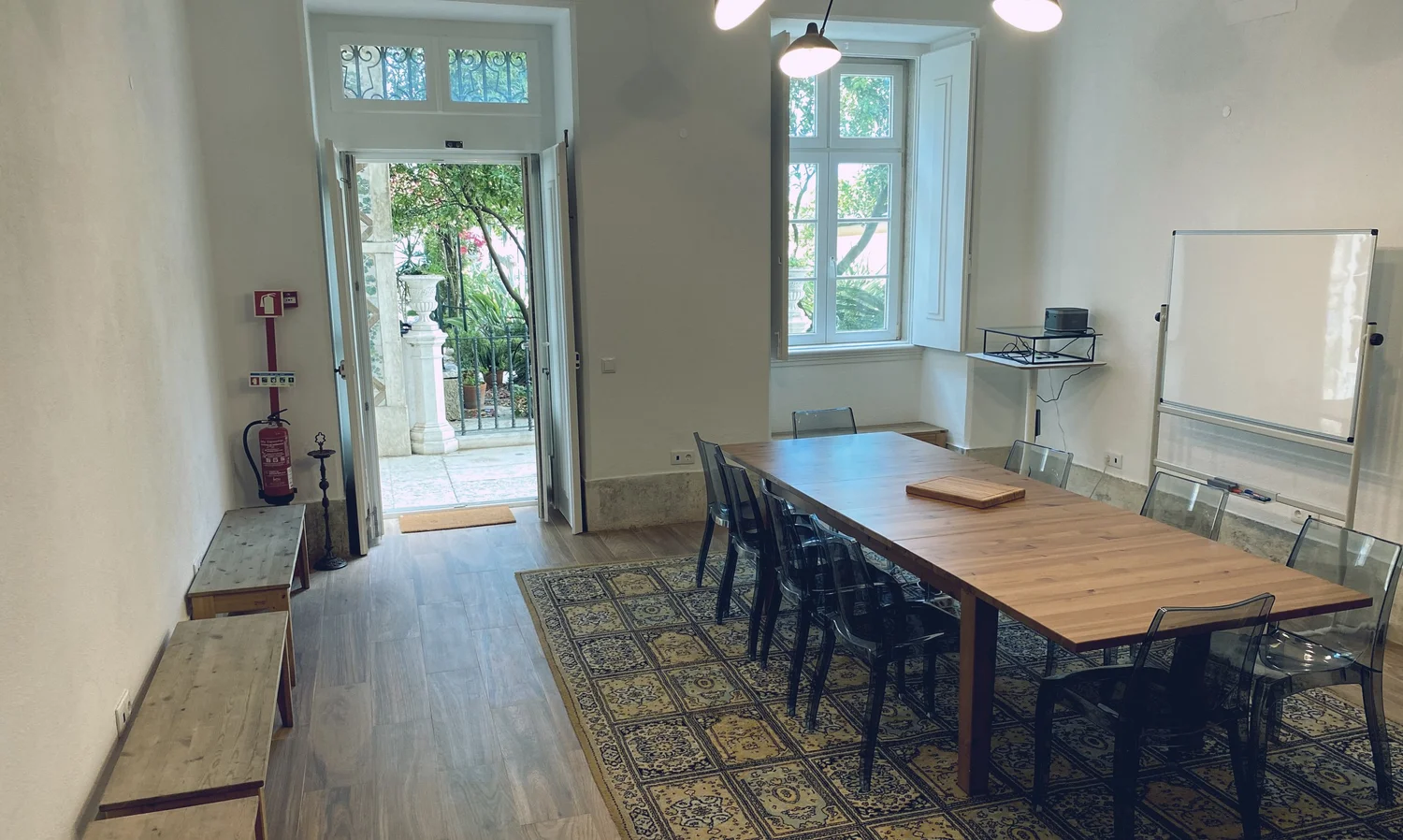 Meeting room with direct access to the garden